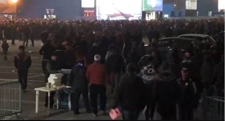 VIDEO Pogledajte ludnicu ispred Maksimira uoči početka utakmice